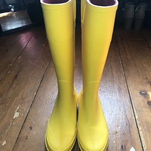 Adorable Tommy Hilfiger tall rain boots!